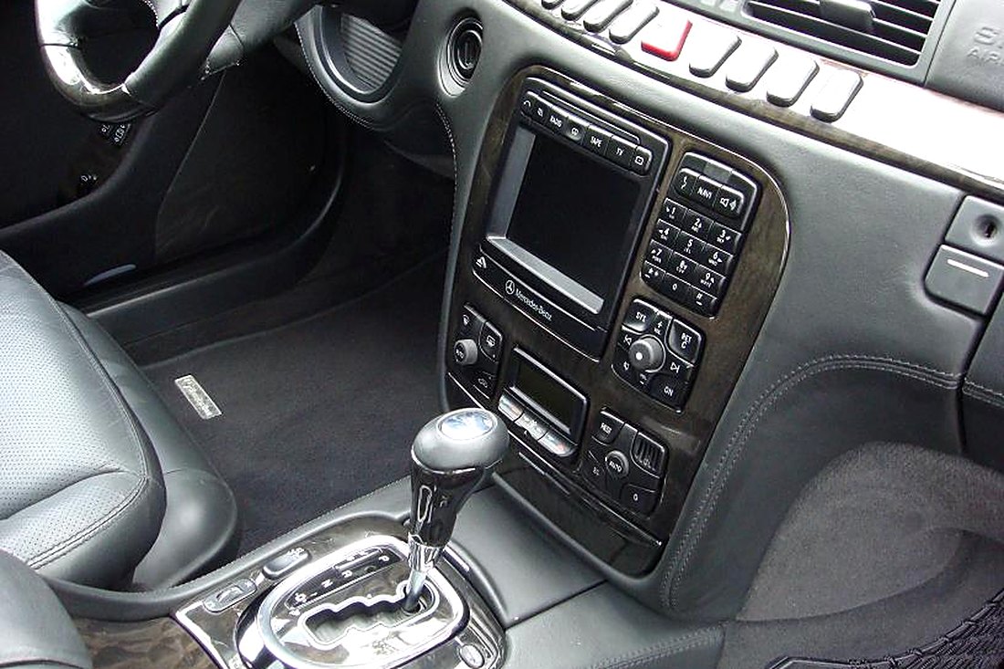 Console centrale Mercedes S 55 AMG W220 : écran COMAND et levier de boîte