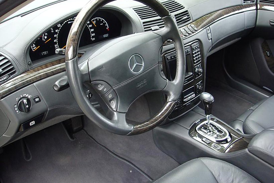 Poste de conduite Mercedes S 55 AMG W220 : volant bois et cuir, compteurs