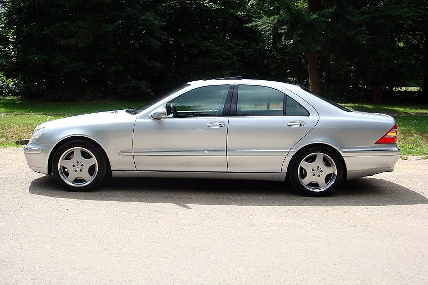 Mercedes S 55 AMG W220 gris argent de profil, jantes AMG