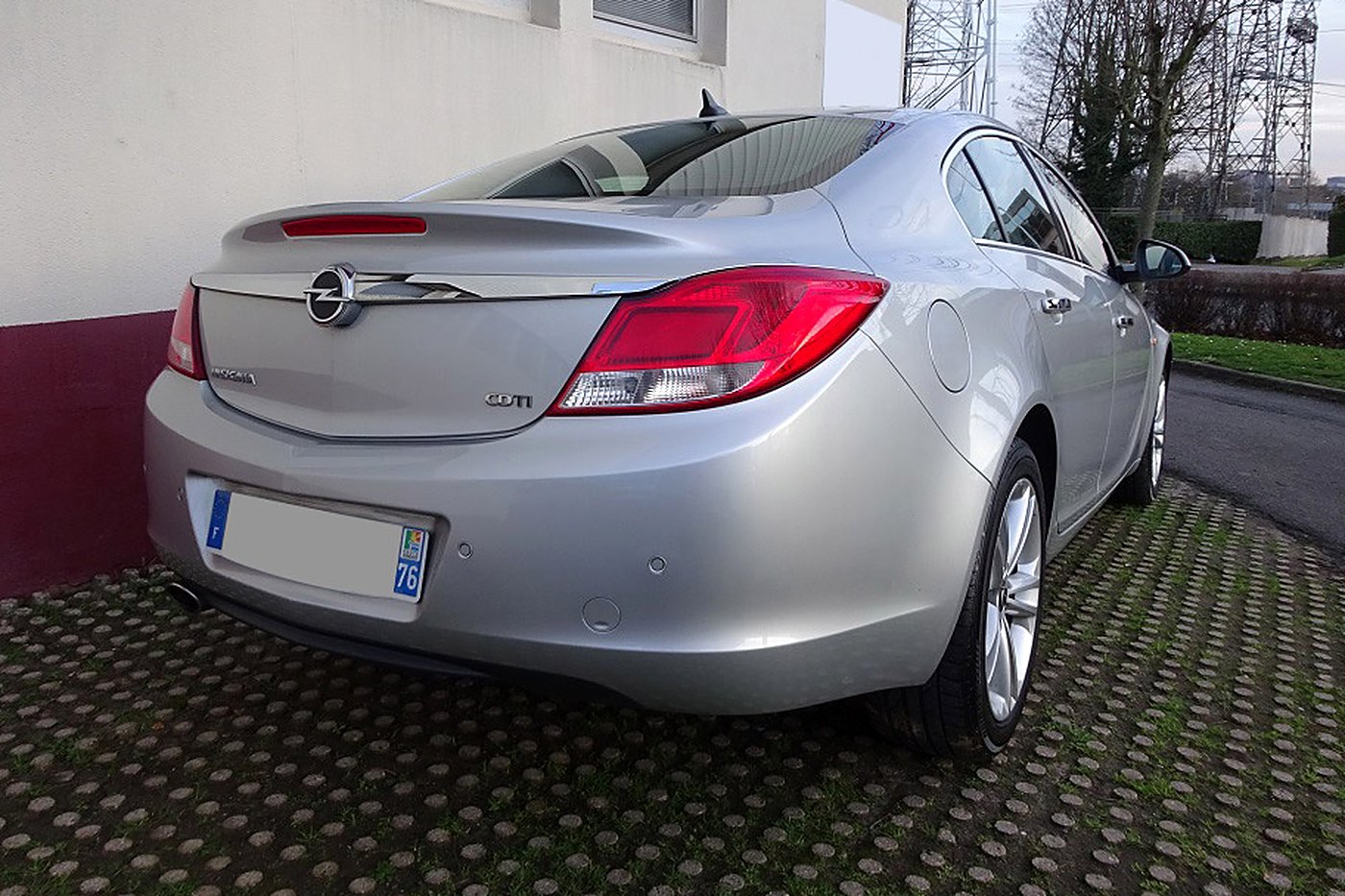 Opel Insignia gris argent de trois quarts arrière