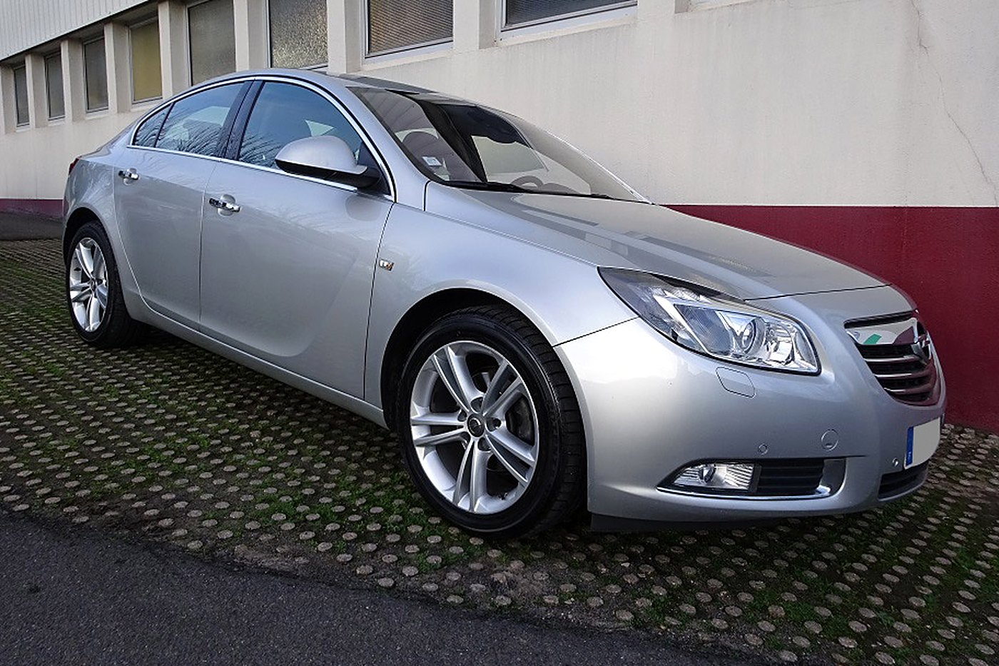 Opel Insignia gris argent de trois quarts avant
