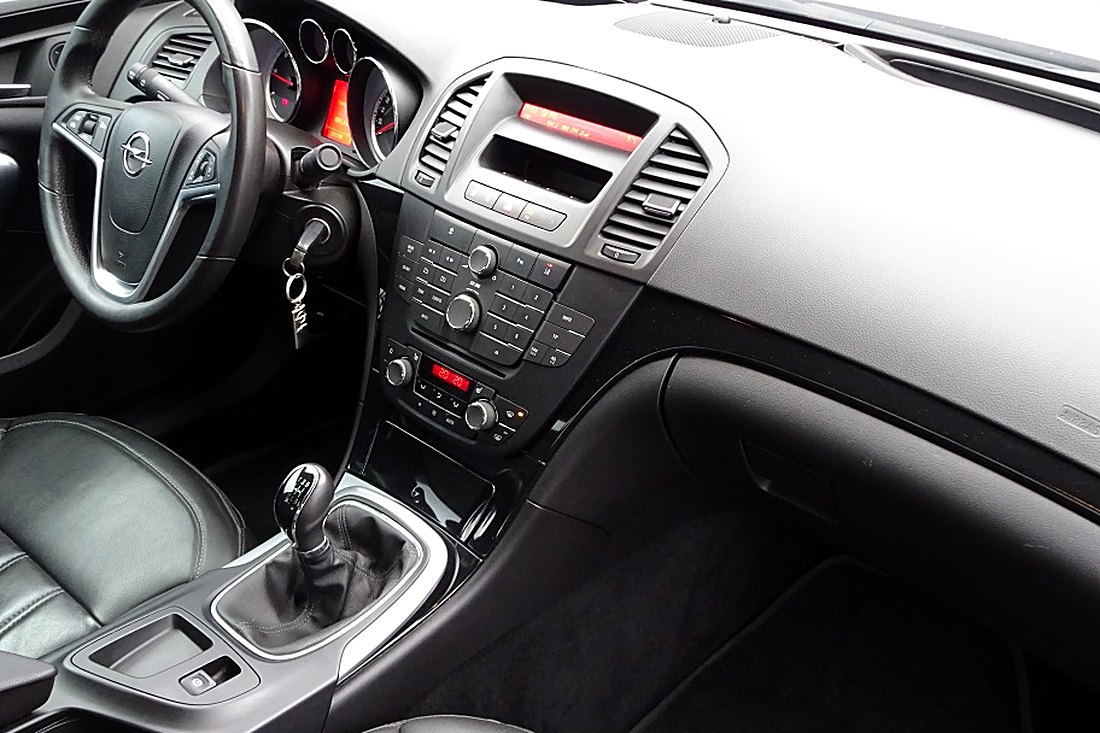 Poste de conduite Opel Insignia : volant, console centrale, boîte manuelle