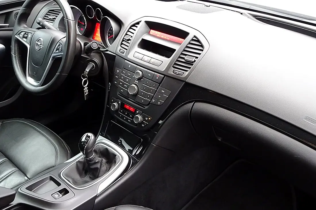 Poste de conduite Opel Insignia : volant, console centrale, boîte manuelle