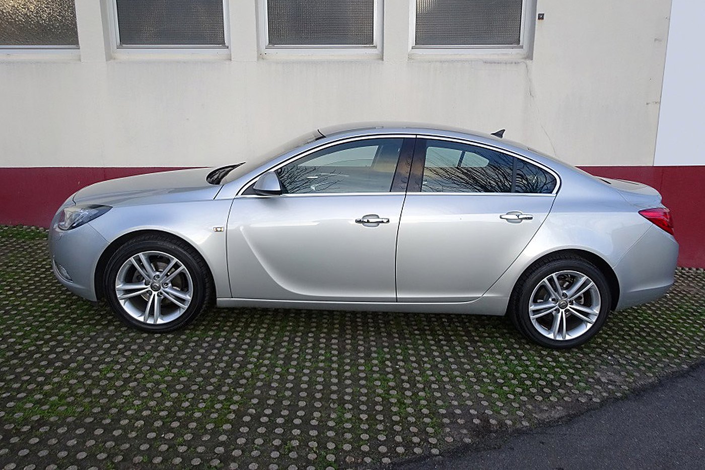 Opel Insignia gris argent de profil